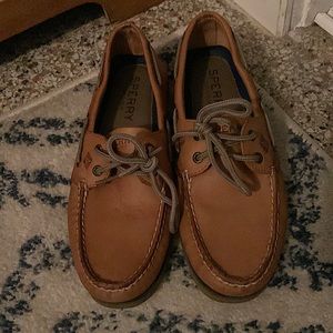 Men’s 8 Sperry boat shoes. Tan